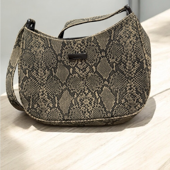 Liz Claiborne Handbags - Liz Claiborne vintage rare snakeskin handbag purse vinyl material tan and black.